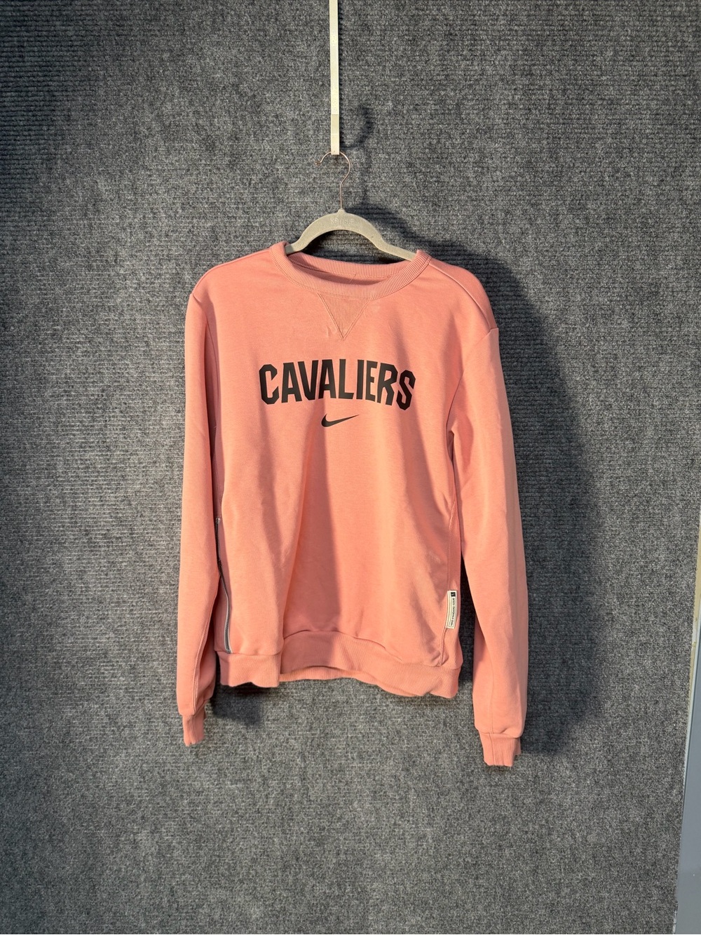 Nike Cavaliers Crewneck Sweatshirt in Soft Pink dri-fit med